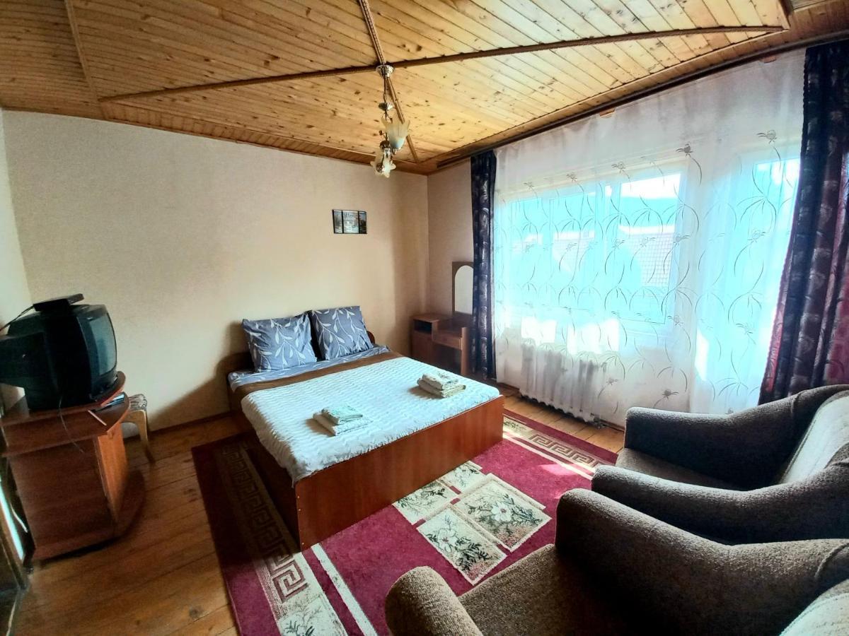 У Тараса І Лесі Hotel Yaremche Exterior photo