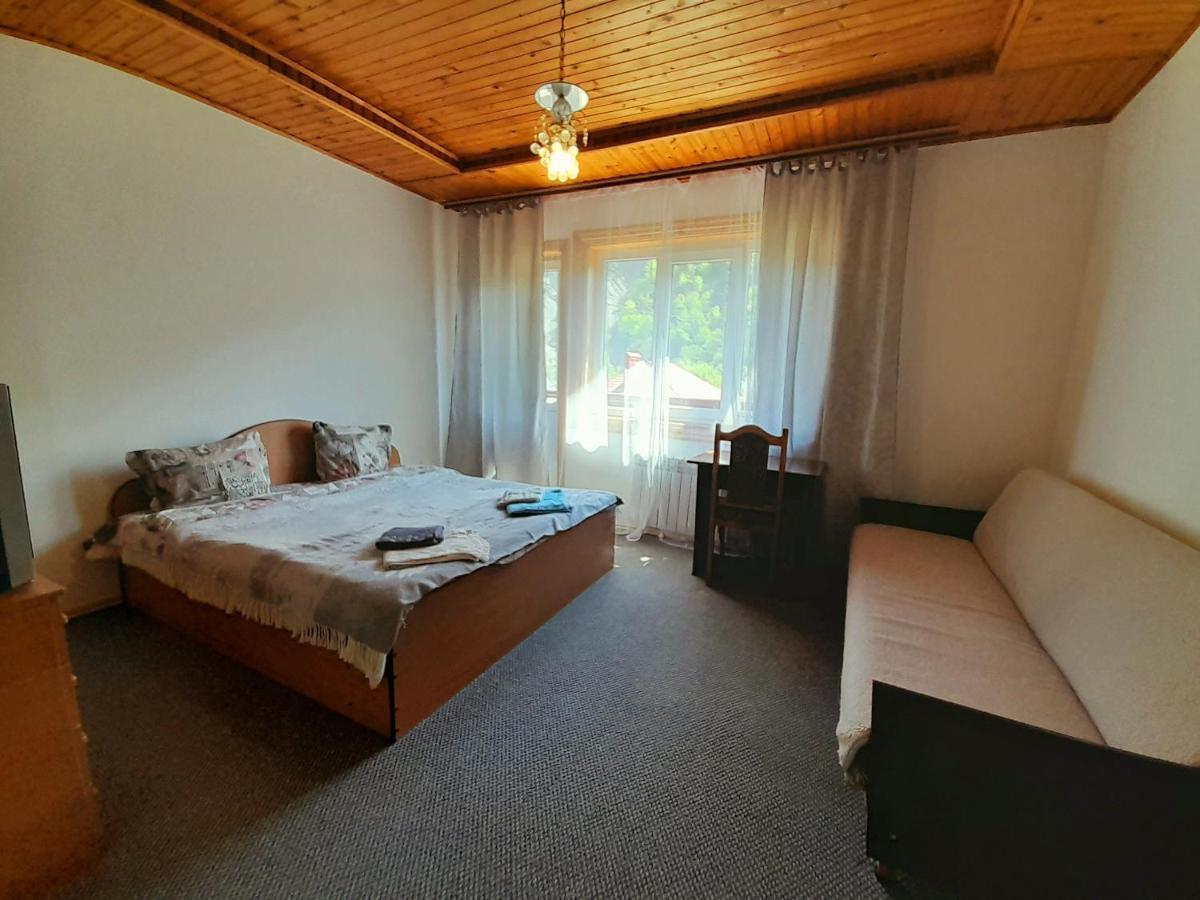 У Тараса І Лесі Hotel Yaremche Exterior photo