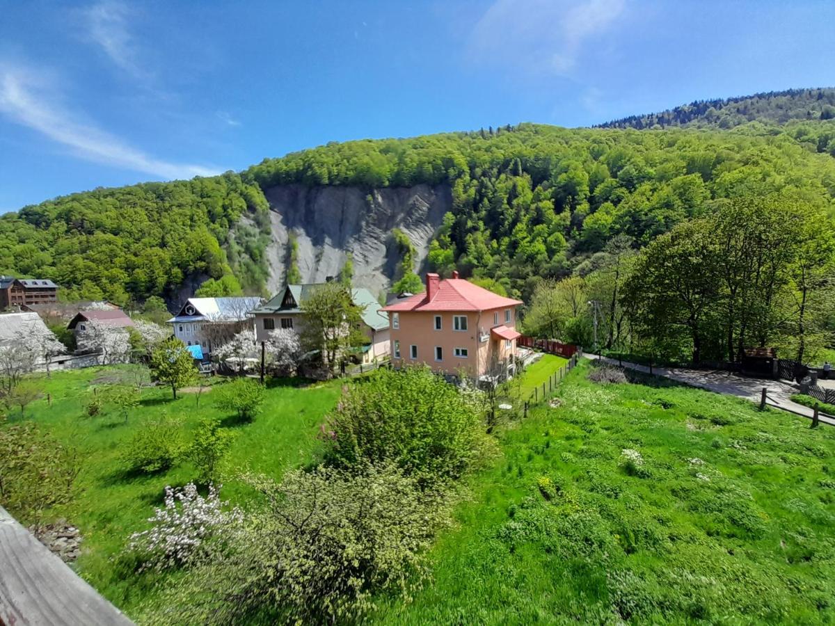 У Тараса І Лесі Hotel Yaremche Exterior photo